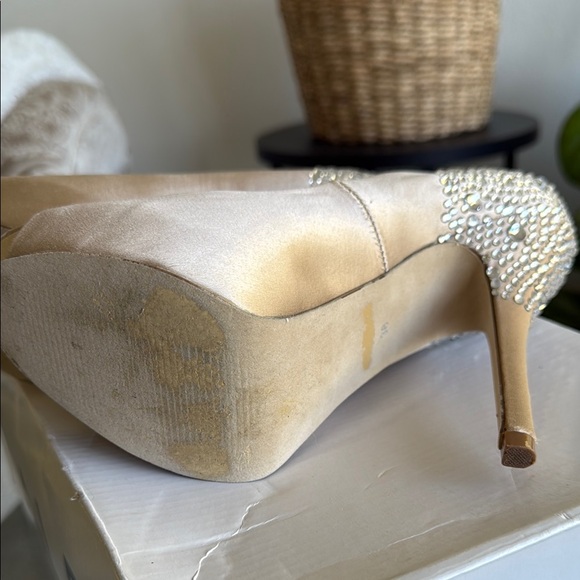 Beige satin open toe pumps with rhinestones Aldo. - Picture 10 of 12